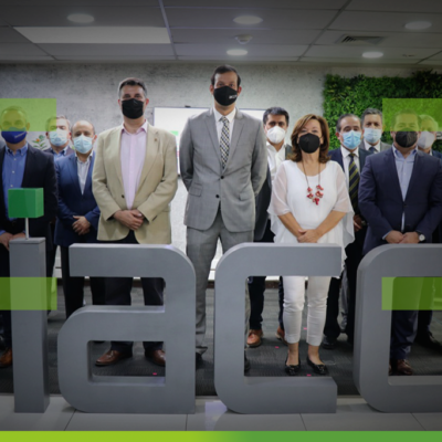 HOMBRES EJECUTIVOS EN FOTO COLABORATIVA IACC